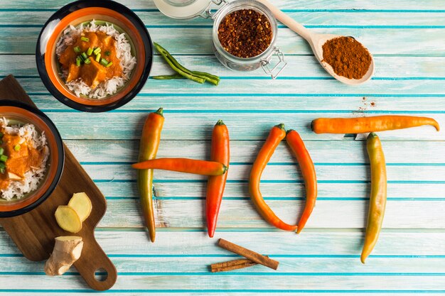 Photo gratuite Écriture chaude près du curry et des épices