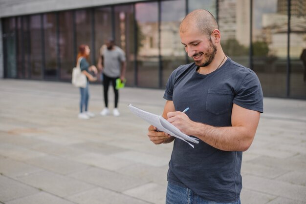 Une écriture en docs et en souriant