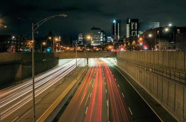 Photo gratuite effet de flou de mouvement sur une autoroute la nuit