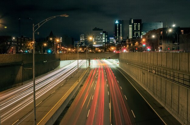 Effet de flou de mouvement sur une autoroute la nuit