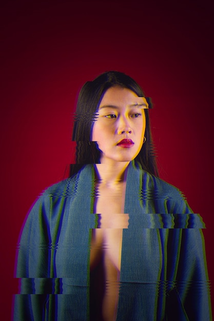 Effet glitch sur le portrait d'une jeune femme asiatique