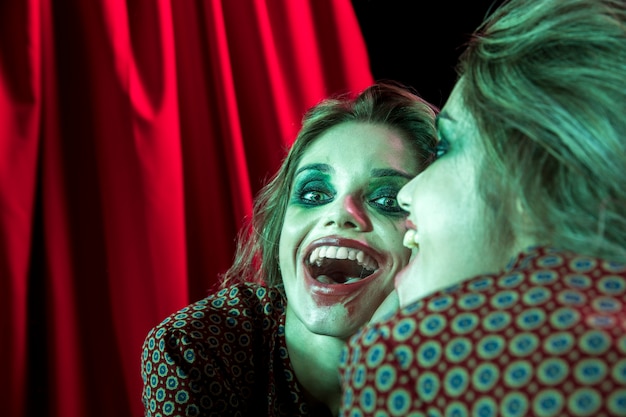 Photo gratuite effet miroir multiple d'une femme ressemblant à un joker