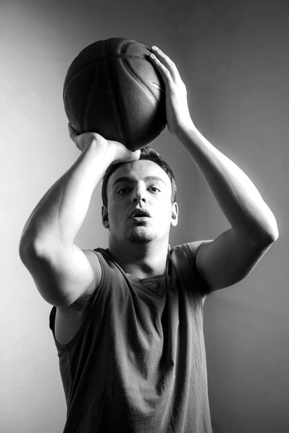 Effet noir et blanc du joueur de basket-ball