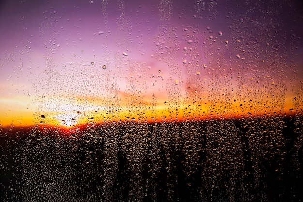 Effet de pluie sur fond de coucher de soleil