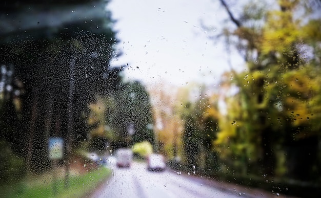 Effet de pluie sur fond de route