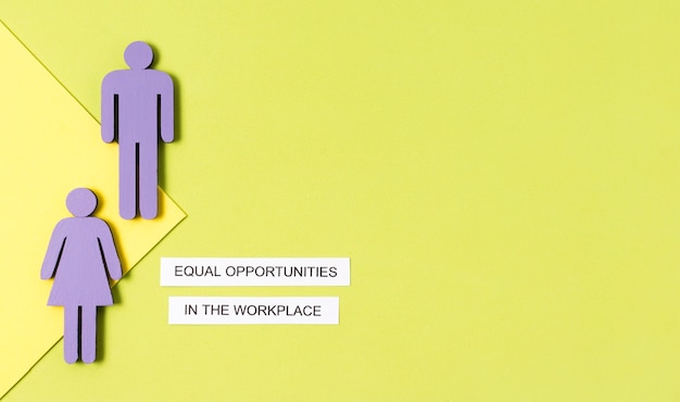 Photo gratuite Égalité des chances sur le lieu de travail femme et homme copie espace figurine