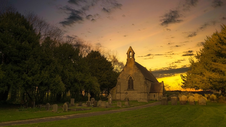Photo gratuit église de béton brun et noir sous un ciel nuageux pendant la journée