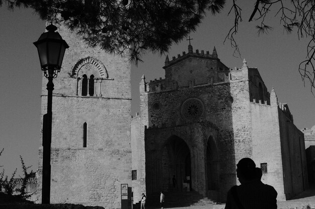 Une église chrétienne en pierre tourné en noir et blanc