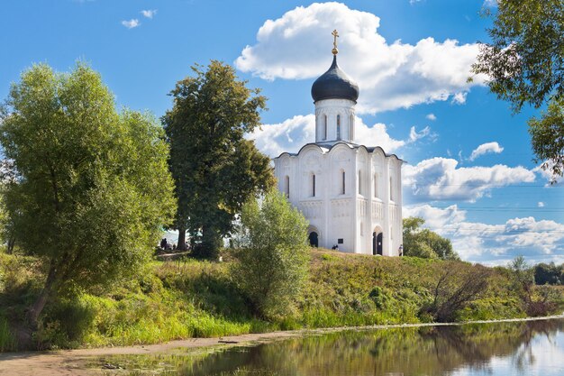 Église de l'intercession sur la rivière nerl en russie le village bogolyubovo