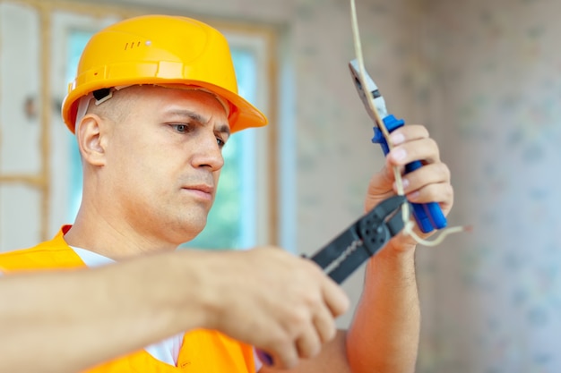 Photo gratuite Électricien installant l'électricité