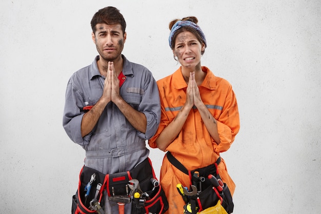 Photo gratuite les électriciens fatigués veulent se reposer, demandez au patron