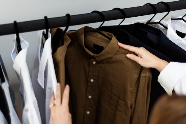 Un élégant choisit le tissu du rack