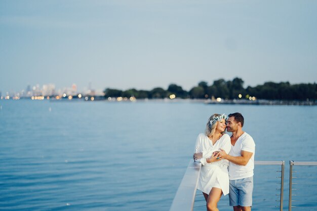 élégant couple adulte près de la mer