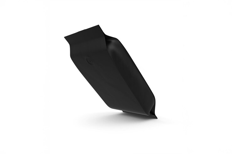 Photo gratuit elegant sac de café noir isolé sur fond blanc