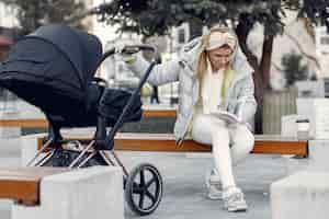 Photo gratuite Élégante femme assise dans une ville avec chariot