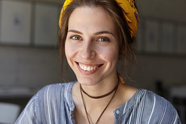 Photo gratuite Élégante femme portant un bandana jaune