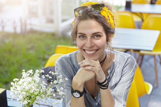 Photo gratuite Élégante femme portant un bandana jaune