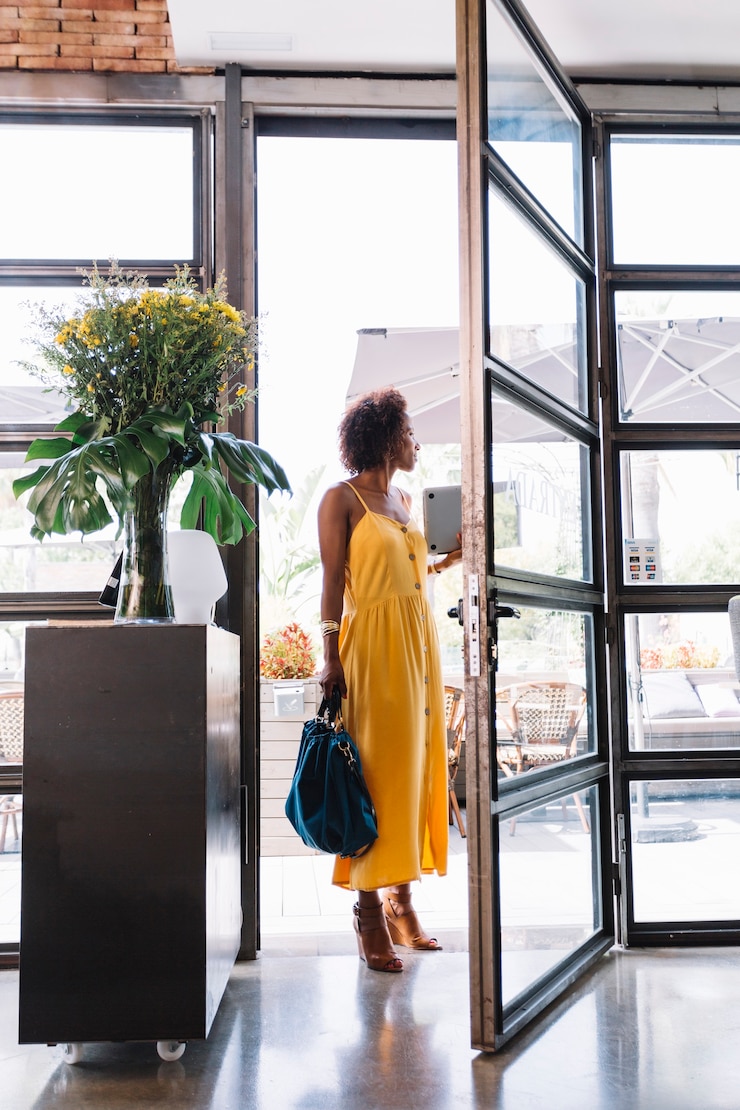 Photo gratuit élégante jeune femme debout près de l&#39;entrée du restaurant