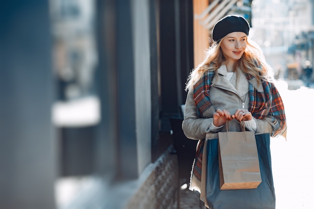 Elégante jolie blonde marchant dans une ville