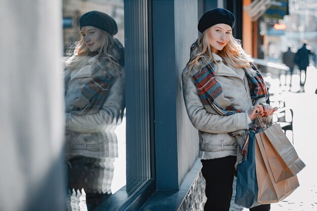 Elégante jolie blonde marchant dans une ville