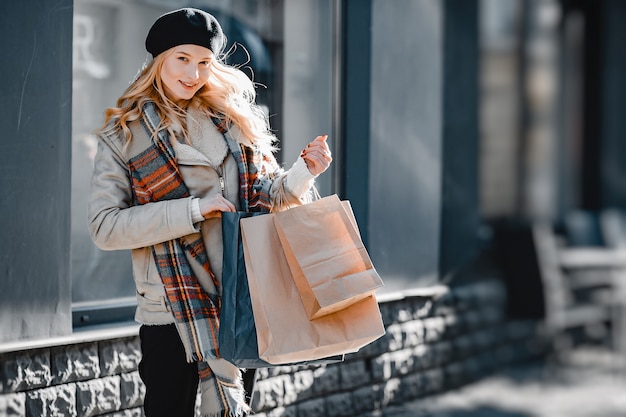 Elégante jolie blonde marchant dans une ville