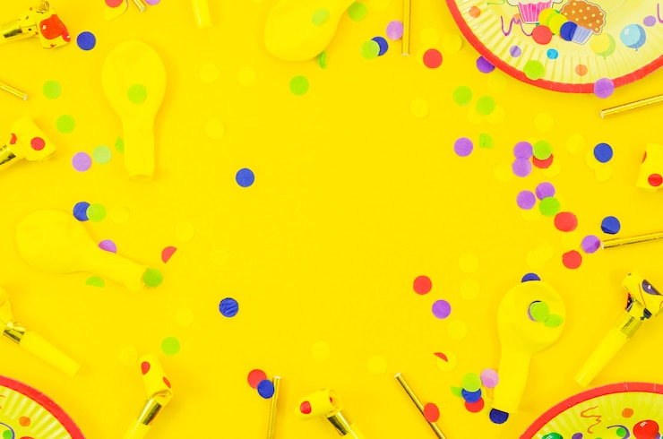 Photo gratuit éléments d&#39;anniversaire décoratifs colorés