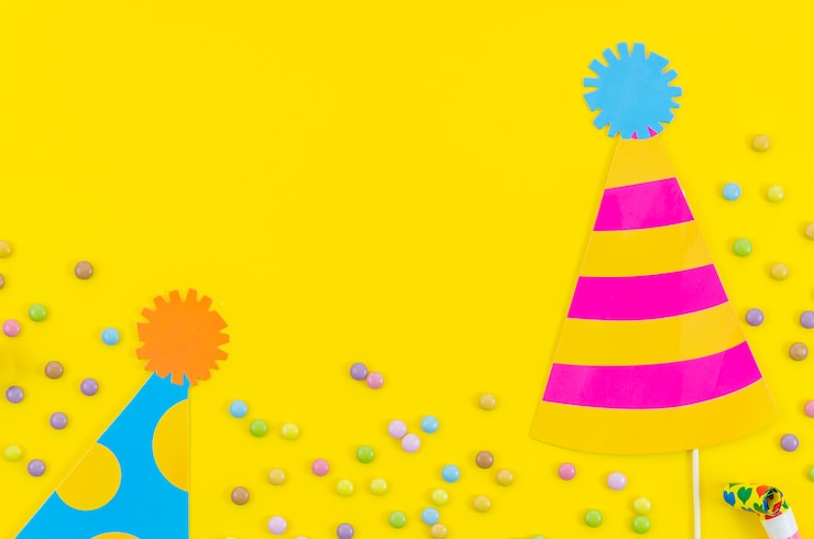 Photo gratuit éléments d&#39;anniversaire décoratifs colorés