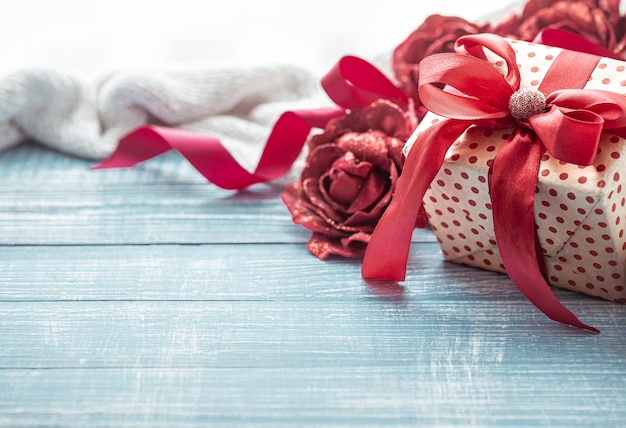 Photo gratuite les éléments de cadeau et de décoration de la saint-valentin magnifiquement emballés sur une surface en bois se bouchent.