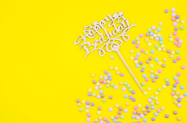 Photo gratuit éléments décoratifs colorés d'anniversaire