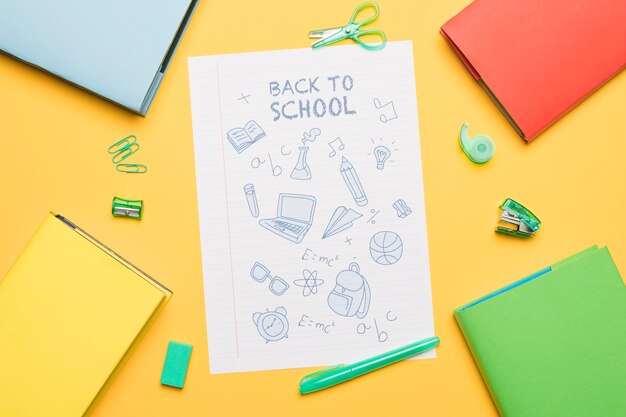 Éléments d'étude peints sur papier avec l'écriture de retour à l'école