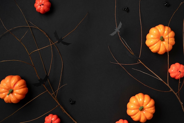 Photo gratuite Éléments d'halloween créatifs de composition à plat
