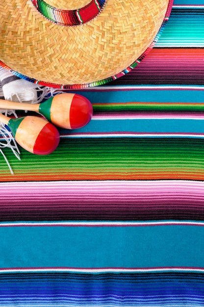 éléments mexicains colorés sur le sol