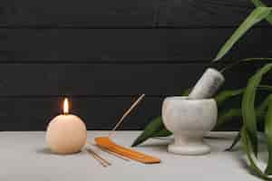 Photo gratuite Éléments naturels pour spa avec des bougies