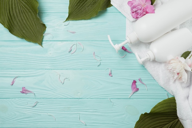 Photo gratuite Éléments naturels pour spa avec crème de beauté