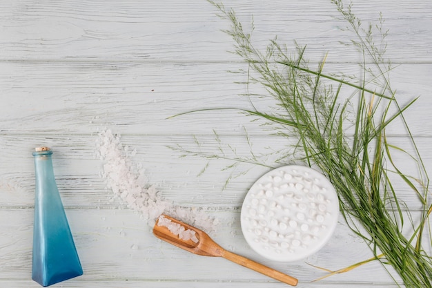 Photo gratuite Éléments naturels pour spa avec sels de bain