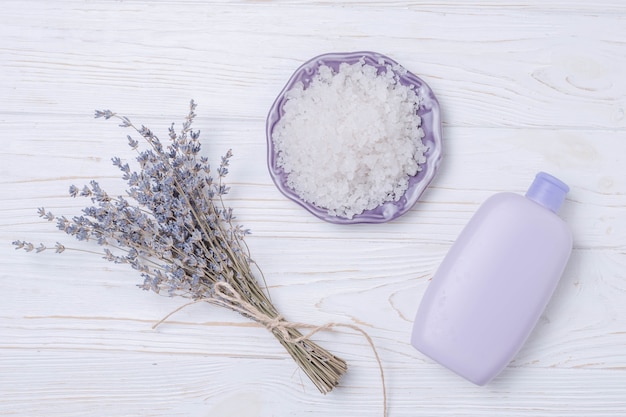 Photo gratuite Éléments naturels pour spa avec sels de bain