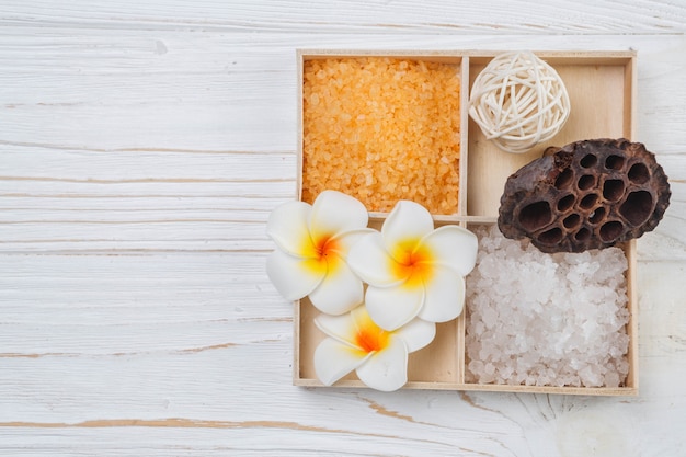 Photo gratuite Éléments naturels pour spa avec sels de bain