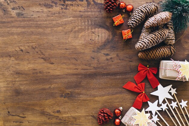Éléments de Noël avec un espace à gauche
