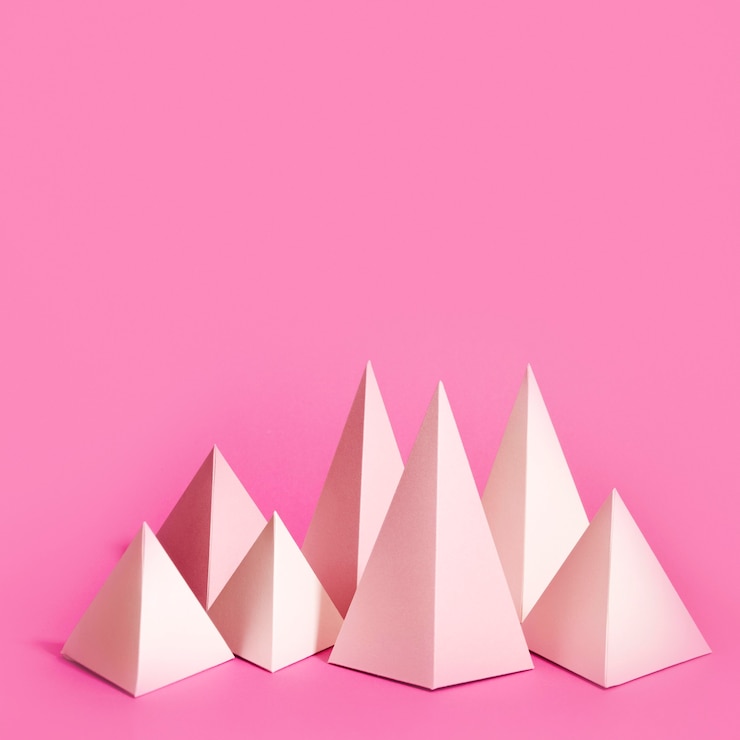 Photo gratuit éléments de papier géométriques sur le bureau