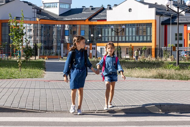 Les élèves du primaire rentrent chez eux après l'école, le premier jour d'école, de retour à l'école.