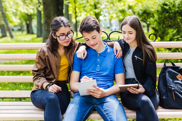 Photo gratuite les élèves écrivent et apprennent