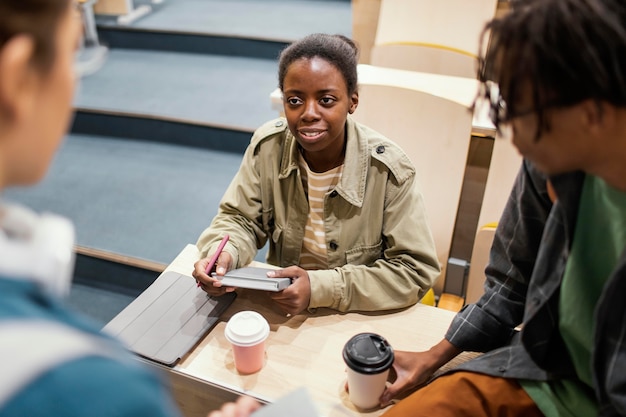 Photo gratuite les élèves parlent après les cours