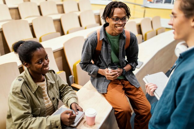 Les élèves parlent après les cours