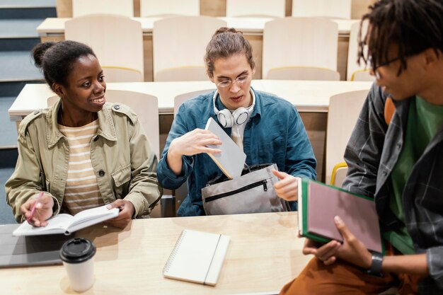 Les élèves parlent avant la classe