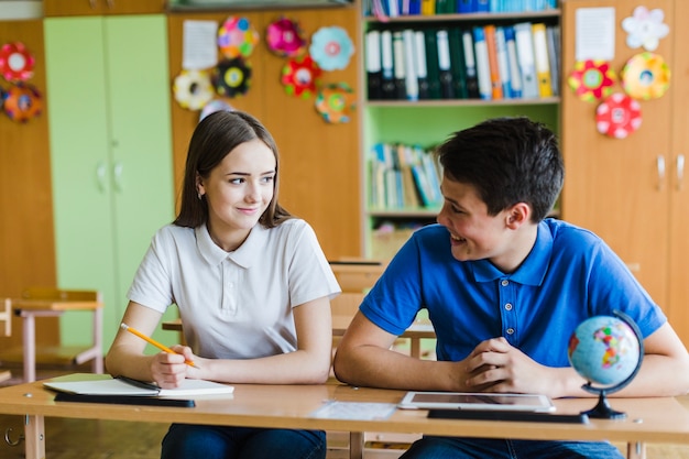 Les élèves parlent en classe