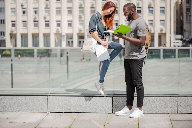 Les élèves parlent sur la rue en souriant