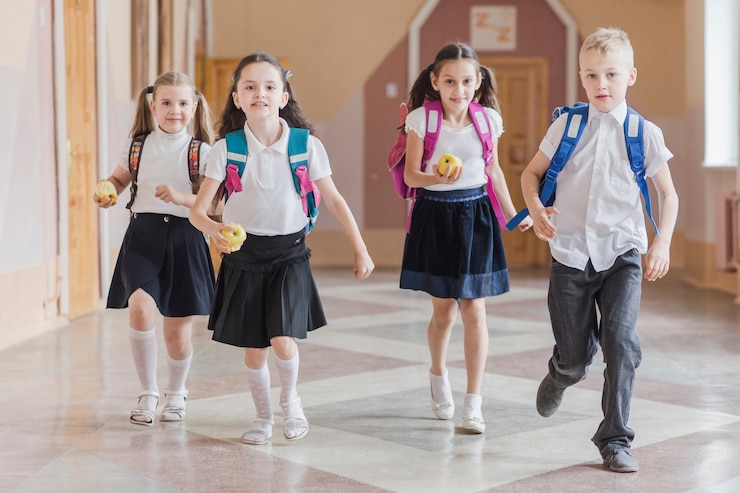 Photo gratuit les élèves qui courent dans le couloir de l&#39;école
