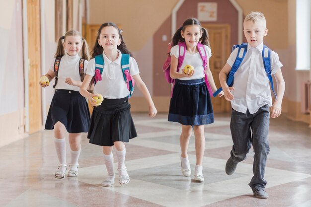 Les élèves qui courent dans le couloir de l&#39;école