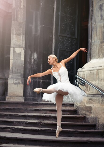 Elle donne envie de danser. Portrait flou d'une superbe interprète de ballet féminin à l'extérieur