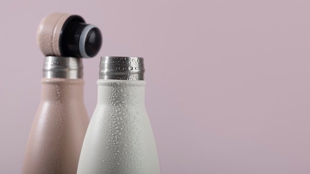 Photo gratuite emballage de bouteilles en aluminium pour liquides